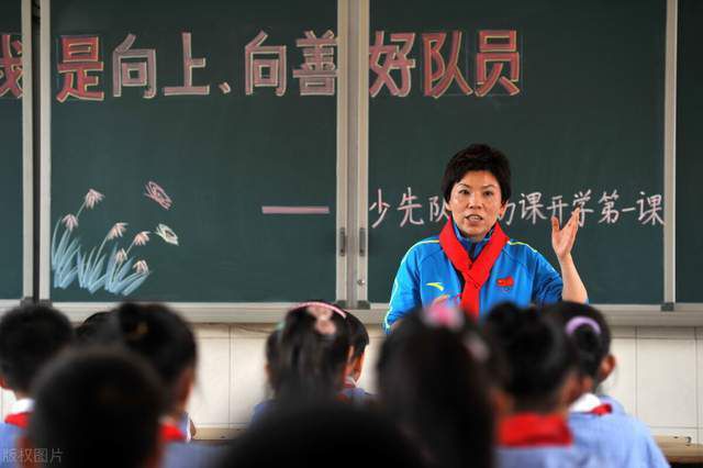 兴奋的婶婶